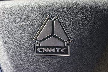 �й����� HOWO TH7�ؿ� 560���� 6X4 LNG�Զ���ǣ����(Һ��)(ZZ4257V384HF1LB)ͼƬ