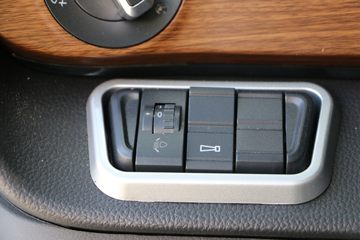 �й����� HOWO TH7�ؿ� 560���� 6X4 LNG�Զ���ǣ����(Һ��)(ZZ4257V384HF1LB)ͼƬ