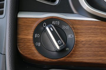 �й����� HOWO TH7�ؿ� 560���� 6X4 LNG�Զ���ǣ����(Һ��)(ZZ4257V384HF1LB)ͼƬ