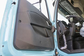 �й����� HOWO TH7�ؿ� 560���� 6X4 LNG�Զ���ǣ����(Һ��)(ZZ4257V384HF1LB)ͼƬ