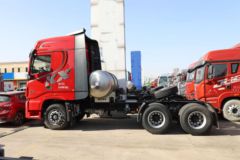 东风商用车 天龙旗舰KX 嵘耀版 530马力 6X4 LNG自动档牵引车(DFH4250DX13)
