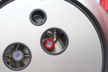 �������ó� ����KL�ؿ� 480���� 6X4 LNGǣ����ͼƬ