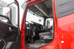东风新疆 天锦KR燃气 260马力 4X2 9.6米CNG厢式载货车(DFV5182XXYGP6N)