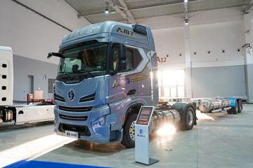 陕汽重卡 德龙X6000 530马力 4X2 主挂一体化LNG自动档牵引车