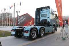 陕汽重卡 德龙X6000 旗舰版 840马力 6X4 自动档牵引车(液缓)