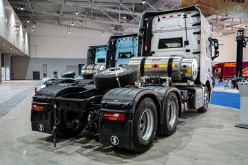 陕汽重卡 德龙X6000 旗舰版 580马力 6X4 柴油/LNG双燃料牵引车(液缓)(SX4259GD4TLH1)外观图片