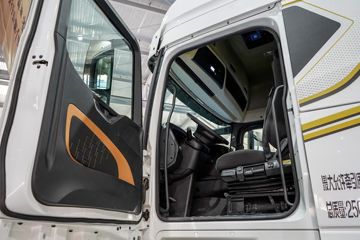 �����ؿ� ����X6000 �콢�� 580���� 6X4 ����/LNG˫ȼ��ǣ����(Һ��)ͼƬ