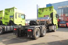 一汽解放 J7重卡 经典版 530马力 6X4 LNG自动档牵引车(采埃孚12档)(液缓)(CA4250P77M26T1E6)