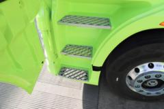 一汽解放 J7重卡 经典版 530马力 6X4 LNG自动档牵引车(采埃孚12档)(液缓)(CA4250P77M26T1E6)