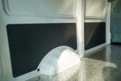 长安 睿行EM80Ⅱ 2.81T 2座 4.805米纯电动厢式运输车(对开门)