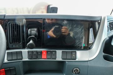 �������� ����H7�ؿ� 550���� 6X4 LNG�Զ���ǣ����(LZ4250H5DM3)ͼƬ