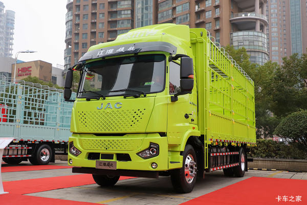 江淮 格尔发A6 PLUS 240马力 4X2 6.8米仓栅式载货车