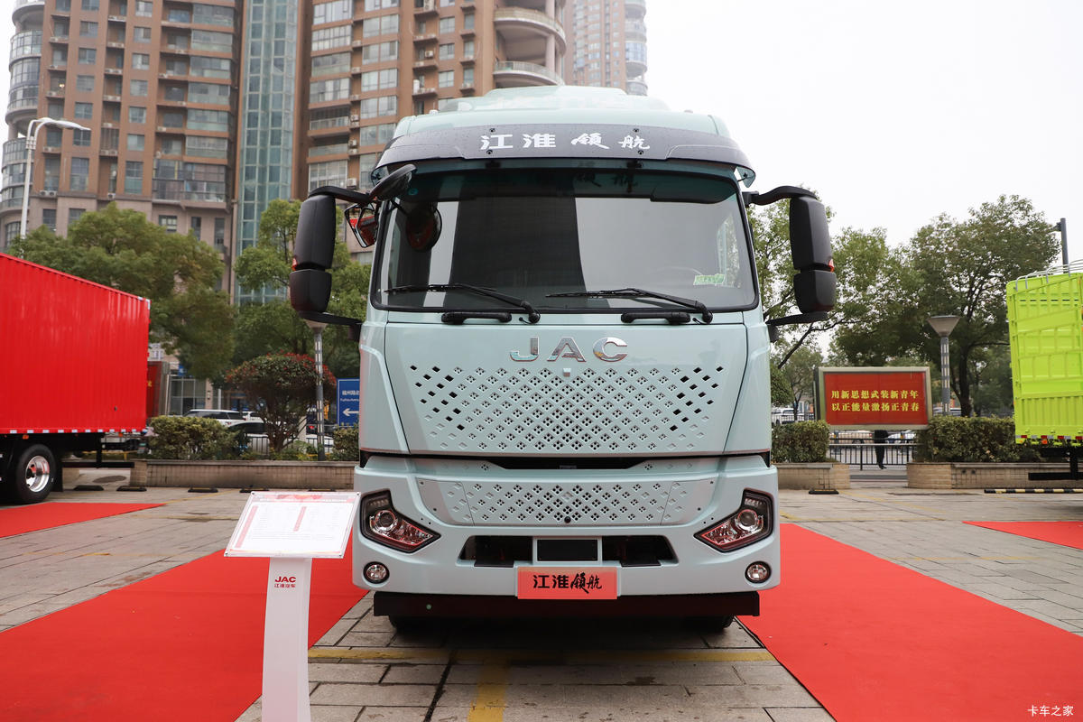 江淮 格尔发A6 PLUS 240马力 4X2 8米厢式载货车