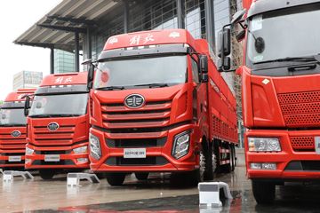 一汽解放J6V 领航版 13.2L LNG 530马力 8X4 一汽解放12档 高顶 9.4米厢式载货车
