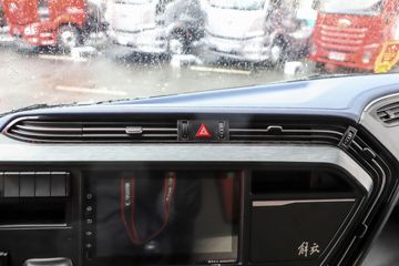 һ����� J6V 510���� 8X4 9.4��LNG��դʽ�ػ���(CA5310CCYP66M25L7T4E6)ͼƬ