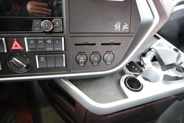 �ൺ��� ӥ; ����� 600���� 6X4 LNG�Զ���ǣ����(Һ��)(CA4257P35K18T1NE6A80)ͼƬ