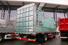 青岛解放 JH6重卡 智尊版 320马力 6.75米AMT自动档仓栅式载货车