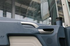 青岛解放 JH6重卡 智尊版 320马力 6.75米AMT自动档仓栅式载货车