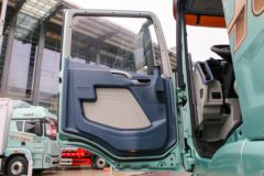 青岛解放 JH6重卡 智尊版 320马力 6.75米AMT自动档仓栅式载货车
