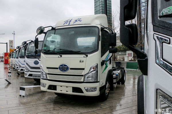 新春特惠解放轻卡订车客户优惠0.5万再送青岛5日游