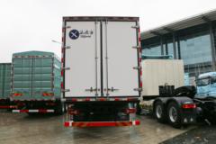 青岛解放 鹰途 商务舱 620马力 8X4 9.5米AMT自动档冷藏车(液缓)
