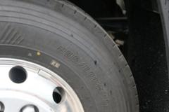 青岛解放 鹰途 商务舱 620马力 8X4 9.5米AMT自动档冷藏车(液缓)