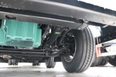 青岛解放 鹰途 商务舱 620马力 8X4 9.5米AMT自动档冷藏车(液缓)