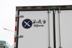 青岛解放 鹰途 商务舱 620马力 8X4 9.5米AMT自动档冷藏车(液缓)