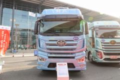 一汽解放 J7重卡 600马力 6X4 LNG自动档牵引车(液缓)(速比3.417)(CA4250P77M26T1A1E6)