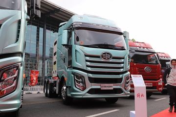 一汽解放 J6V重卡 530马力 6X4 双燃料牵引车(液缓)(CA4250P66M25T1A5E6)