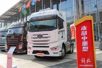 解放J7 领航版 12.5L柴油 600马力 6X4 采埃孚12档 AMT自动档 440后桥 牵引车