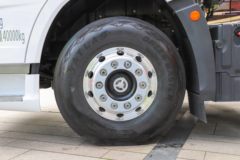 一汽解放 J7重卡 620马力 6X4 AMT自动档牵引车