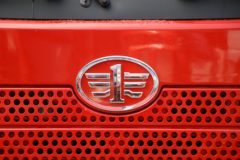 一汽解放J6L(260马力)国六载货车，红色现车