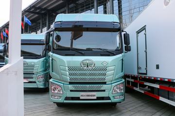 青岛解放 JH6 智尊版 320马力 9.7米厢式载货车