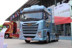 青岛解放 鹰途 头等舱 620马力 6X4 AMT自动档牵引车(带液缓)(CA4257P35K18T1E6A80)