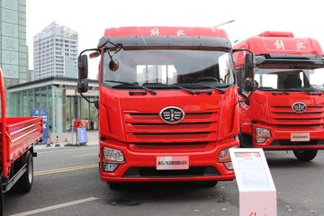 青岛解放 JK6中卡 220马力 4X2 6.2米仓栅式载货车(CA5181CCYP28K2L1E6A80)
