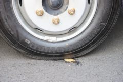 青岛解放 JK6 200马力 4X2 5.75米栏板载货车(CA1120P28K45L5E6A85)