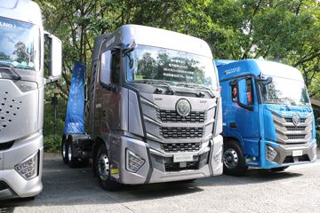 福田 欧曼EST 星辉版 530马力 6X4 LNG AMT自动档牵引车(BJ4259L6DLL-21)