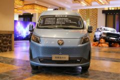福田商务车 图雅诺大V 2024款 152马力 2.0T手动 7座中顶客车(后单胎)