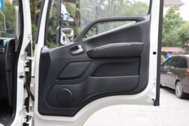 福田欧航底盘&nbsp;扫路车驾驶室图片