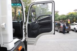 福田欧航底盘&nbsp;扫路车驾驶室图片