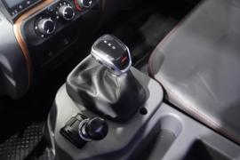 骏铃HV6 电动冷藏车驾驶室图片