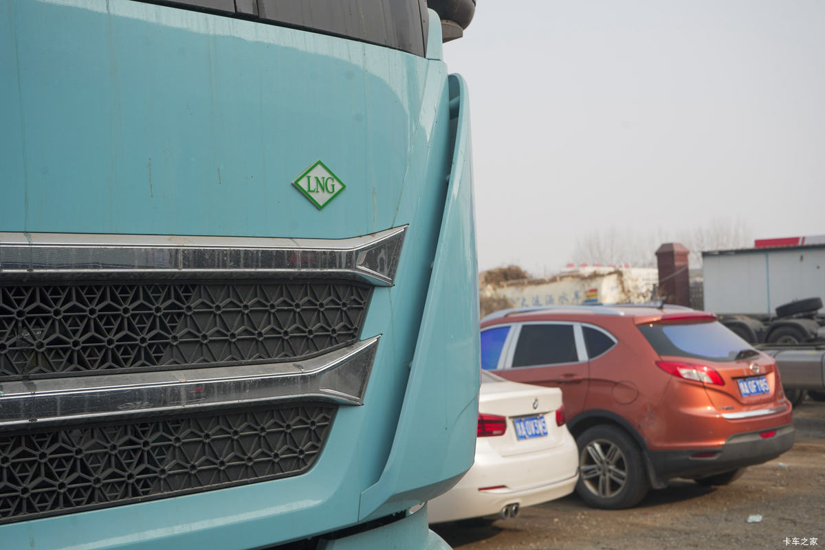 �й����� HOWO TH7�ؿ� 560���� 6X4 LNG�Զ���ǣ����(Һ��)���                                                