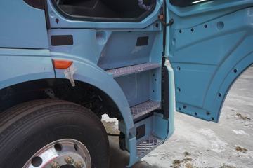 �й����� HOWO TH7�ؿ� 560���� 6X4 LNG�Զ���ǣ����(Һ��)(ZZ4257V384HF1LB)ͼƬ