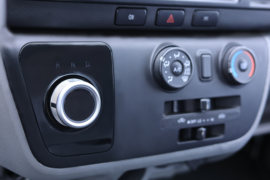 龙耀8S&nbsp;电动封闭厢货驾驶室图片