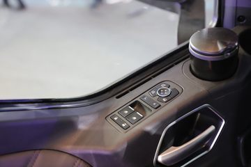 �й����� �ǵ¿�SITRAK G7H�ؿ� 700���� 6X4 LNG�Զ���ǣ����(ZZ4256Y384HF1LB)ͼƬ