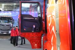 中国重汽 汕德卡SITRAK G7H重卡 700马力 6X4 LNG自动档牵引车(ZZ4256Y384HF1LB)