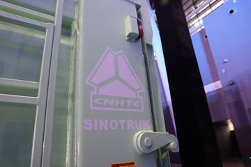 �������� HOWO TX�ؿ� 8X4 5.6�״��綯��ж��(ZZ3317V326GZ1BEV61)612kWhͼƬ