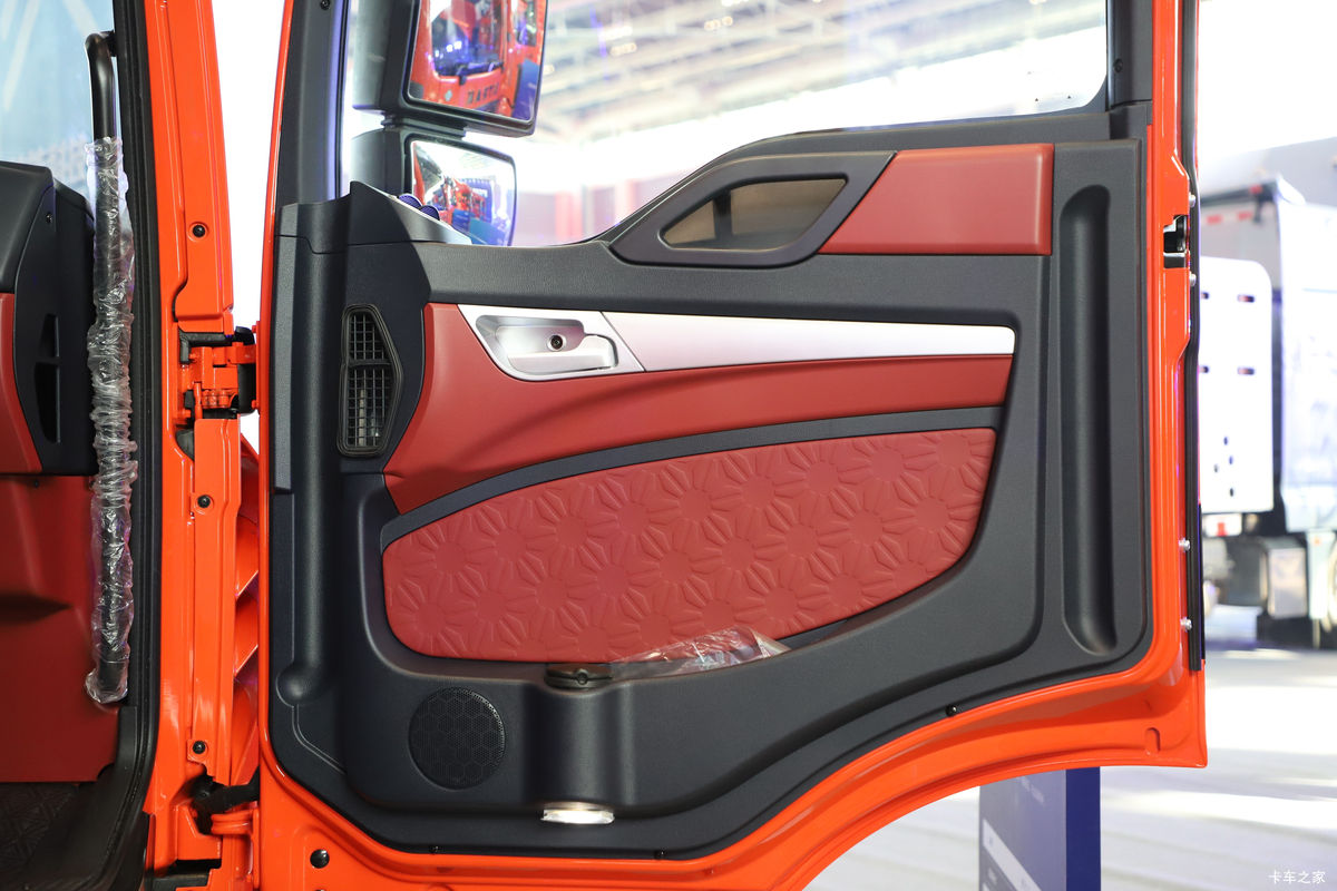 �й����� HOWO TX7 290���� 4X2 9.52��LNG��ʽ�ػ���(����8��)��ʻ��                                               