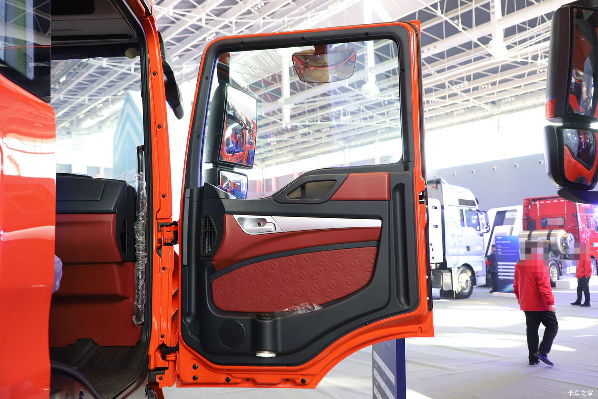 �й����� HOWO TX7 290���� 4X2 9.52��LNG��ʽ�ػ���(����8��)��ʻ��                                               